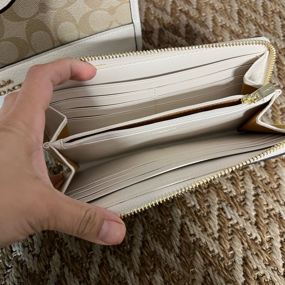 🔥🔥 Beautiful Coach Signature Tote Bag/ crossbody and matching wallet - Picture 7 of 14